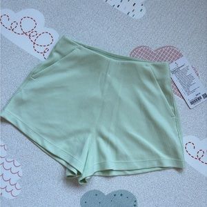 NWT Lululemon Ribbed Softstreme HR Short 2”